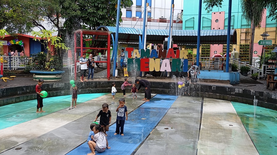 WISATA: Suasana di Taman Pintar saat ramai pengunjung pada Minggu (26/10/2025).