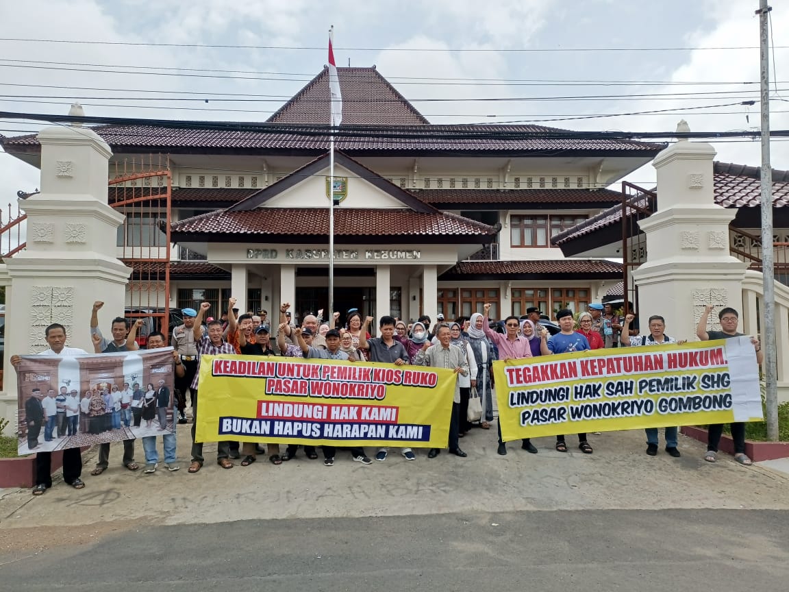 Pemilik ruko Pasar Wonokriyo Gombong membetangkan spanduk berisi tuntutan terkait perpanjangan Hak Guna Bangunan (HGB). Mereka menyuarakan aspirasi di gedung DPRD Kebumen, Senin (27/10). (M Hafied/Rad