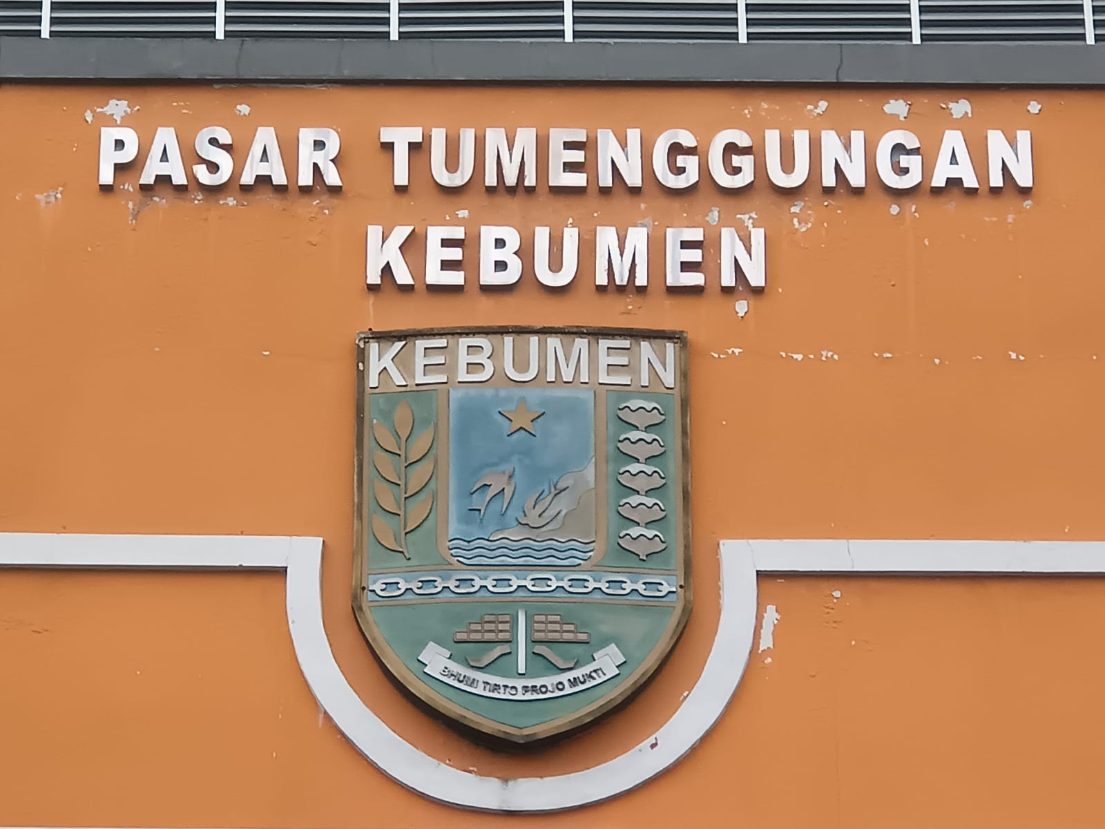 Penampakan lambang daerah di Pasar Tumenggungan yang dinilai tidak sesuai aturan. (M Hafied/Radar Jogja)
