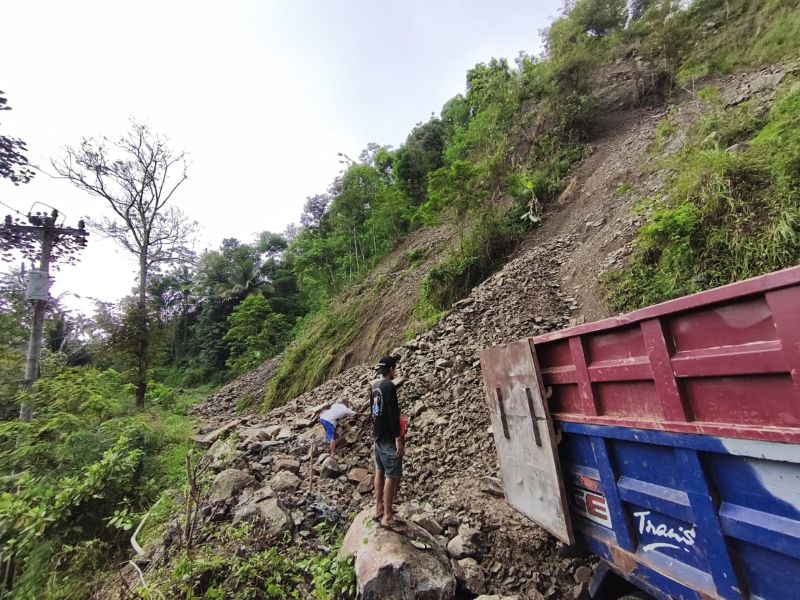 TERTUTUP: Material longsor ratusan kubik masih menumpuk di atas jalan.&nbsp;