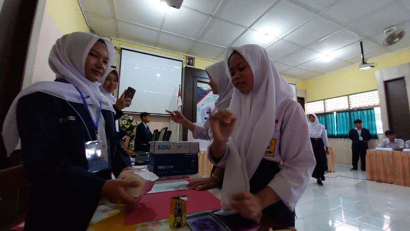 POSITIF: Siswa SMPN 1 Pengasih mengikuti kegiatan pemilos.&nbsp;