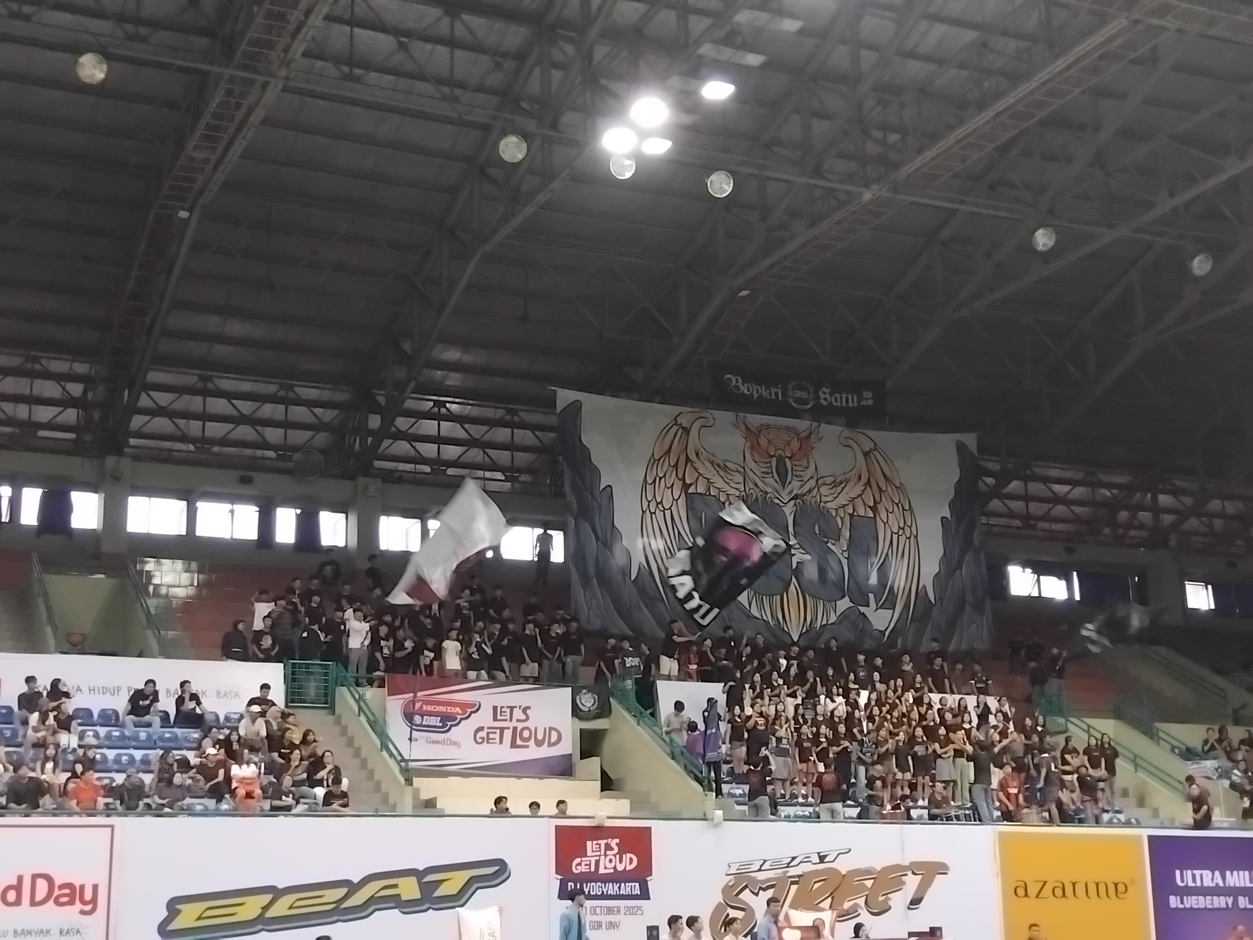 Suporter SMA Bosa saat membentangkan koreografinya di GOR UNY, Senin (27/10).