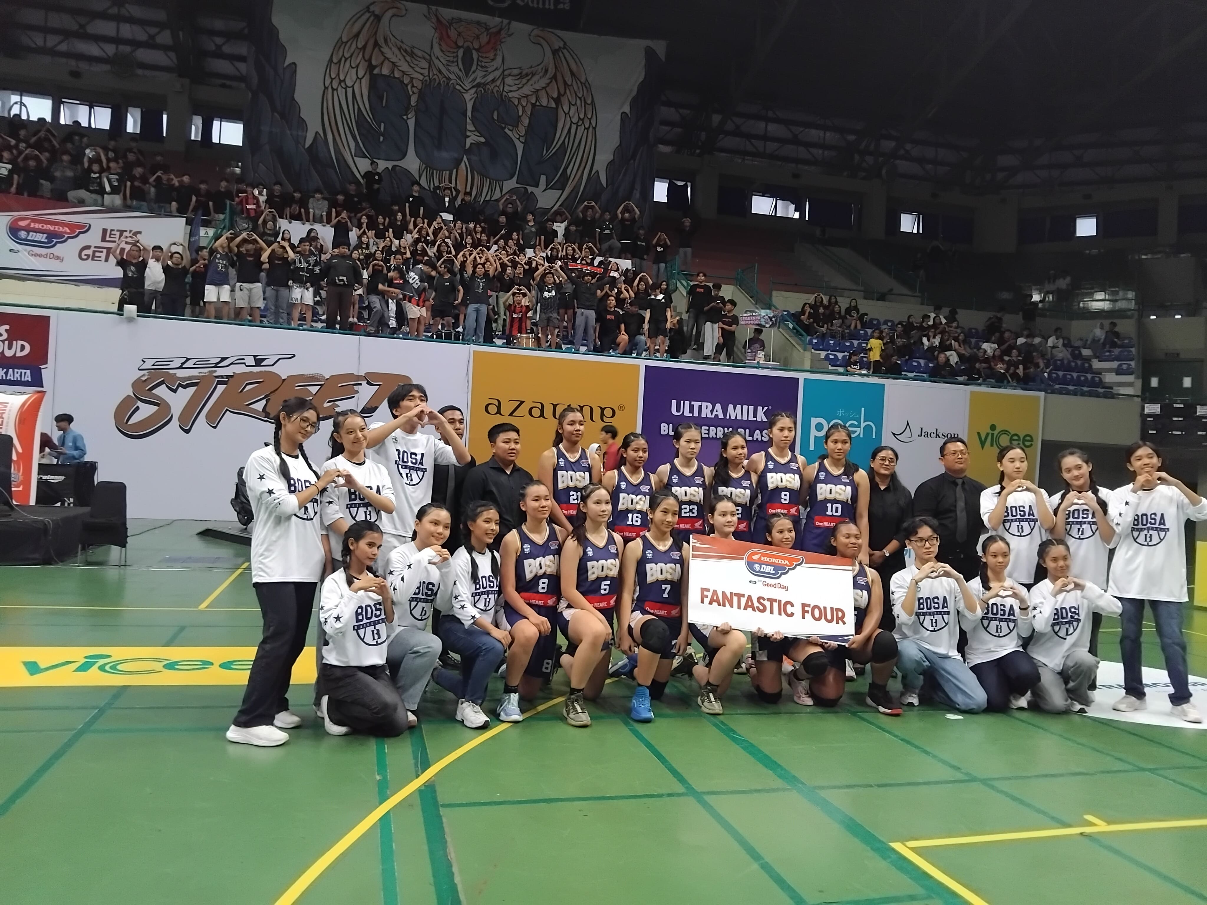 Tim putri SMA Bopkri 1 Yogyakarta saat berfoto bersama dengan tim pelatih