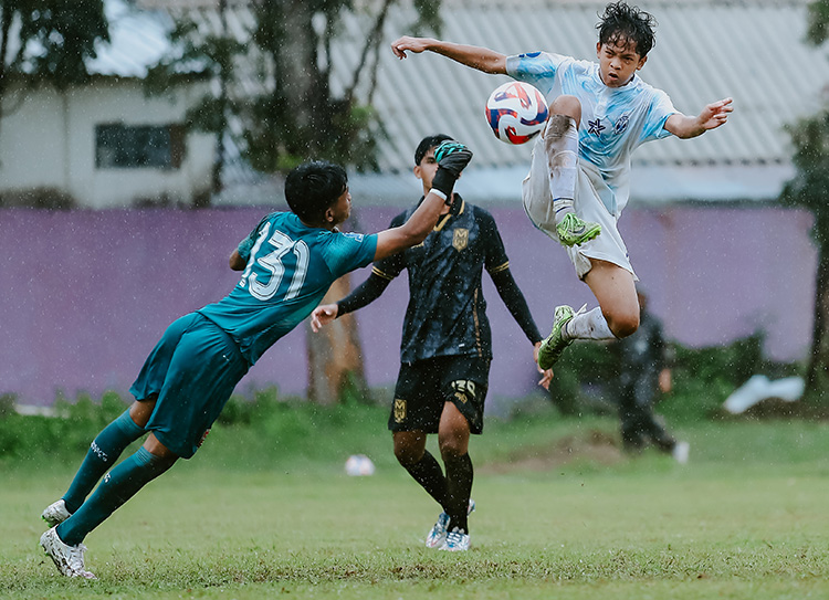 BELUM MAKSIMAL: Tim EPA PSIM Jogja saat menghadapi tim EPA dari Malut United di Stadion Dwi Windu, Bantul.