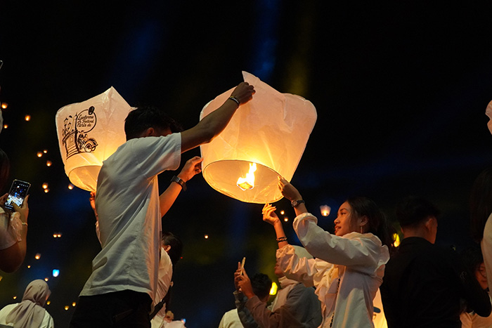 MERIAH: Festival lampion terbang
