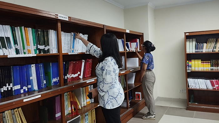 REPRSENTATIF: Suasana&nbsp; ruangan layanan kearsipan di&nbsp; DPAD DIY.  Tampak dua orang pengguna layanan yang tengah mencari dokumen arsip yang dibutuhkan.
