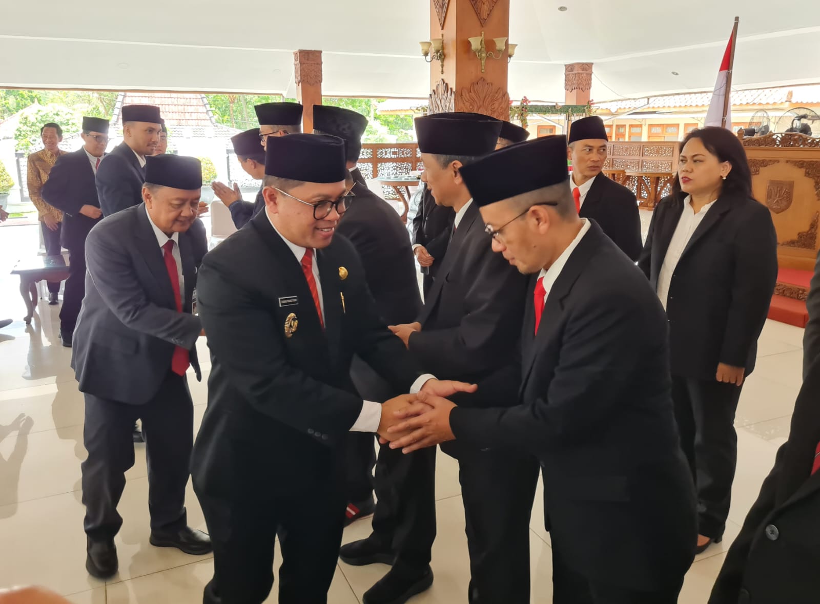 RESMI: Wali Kota Magelang menyalami para pejabat usai dilantik dan diambil sumpah jabatan di Pendopo Pengabdian, Senin (27/10/2025).
