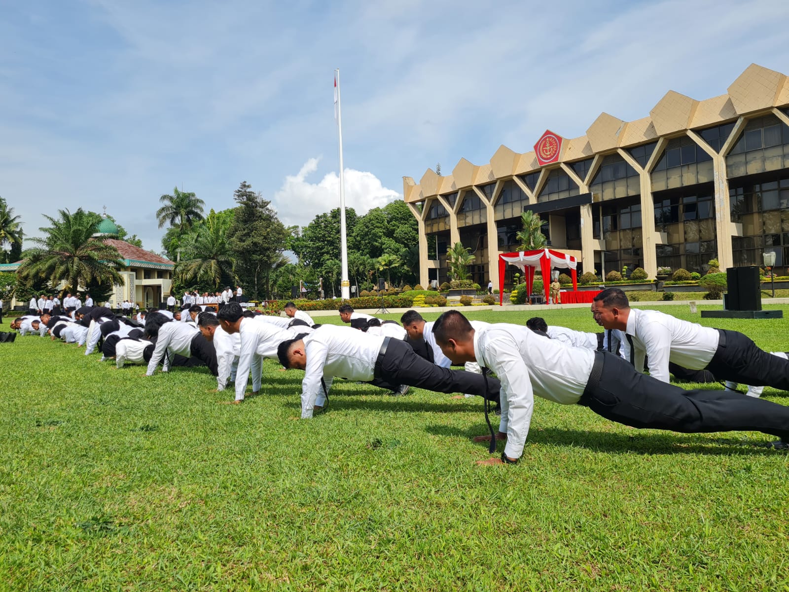 SELEBRASI: Puluhan anggota Satpol PP Kota Magelang melakukan push up setelah resmi diangkat menjadi PPPK paruh waktu, Senin (27/10).