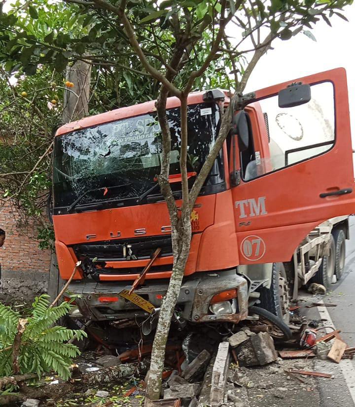 Truk molen yang melintas di Jalan Raya Rongkop-Girisubo mengalami kecelakaan yang menewaskan tiga pengendara pada Senin sore (27/10).