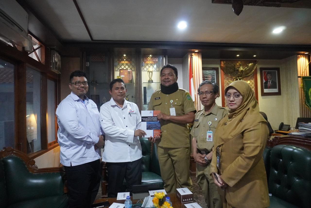 PENYERAHAN: Ombudsman DIY Serahkan Hasil Kajian Tata Kelola Sampah ke Pemkab Bantul di ruang kerja Bupati Bantul Senin (27/10)