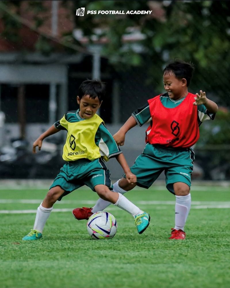 SEMANGAT: Anak-anak yang tergabung dalam PSS Football Academy (FA) secara resmi telah memulai latihan perdananya.