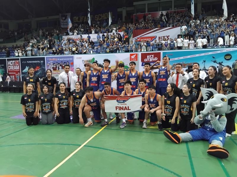 Tim putra SMA Olifant bersama tim pelatih usai berhasil maju ke Final Party.