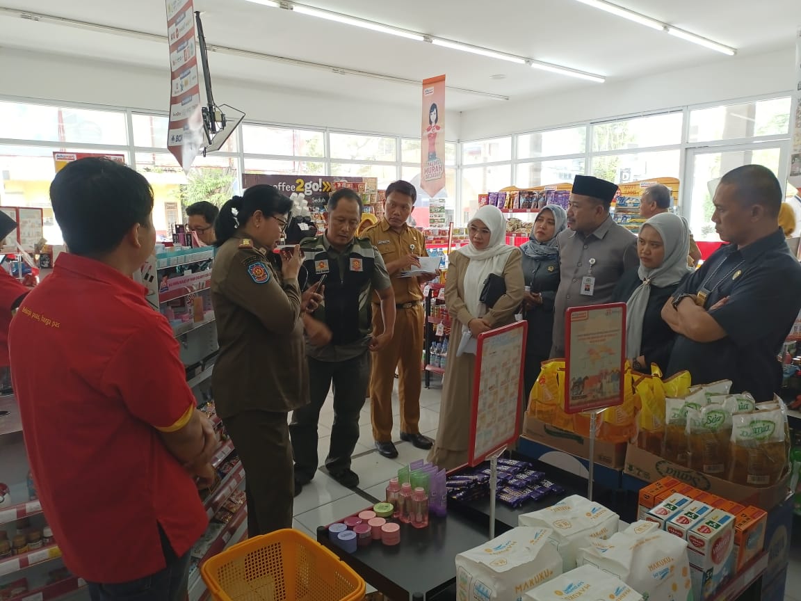 Rombongan Komisi C DPRD Kebumen bersama tim terpadu menggelar inspeksi mendadak (sidak) ke sejumlah toko modern, Selasa (28/10). Sidak berlangsung untuk memastikan kelengkapan dokumen perizinan toko m