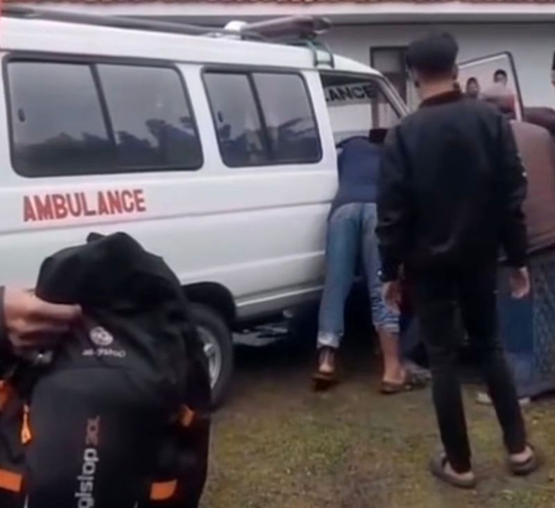 Warga mengevakuasi sopir ambulans yang meninggal di rumah duka, Ciamis.