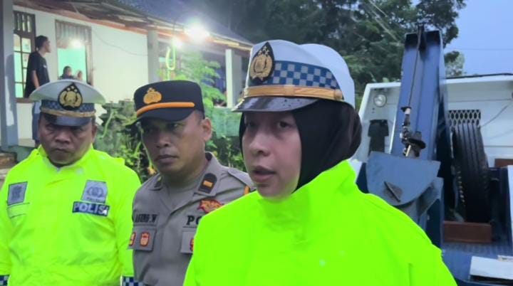 Ilustrasi aparat kepolisian ketika memberikan penjelasan terkait peristiwa tersebut. Sumber: