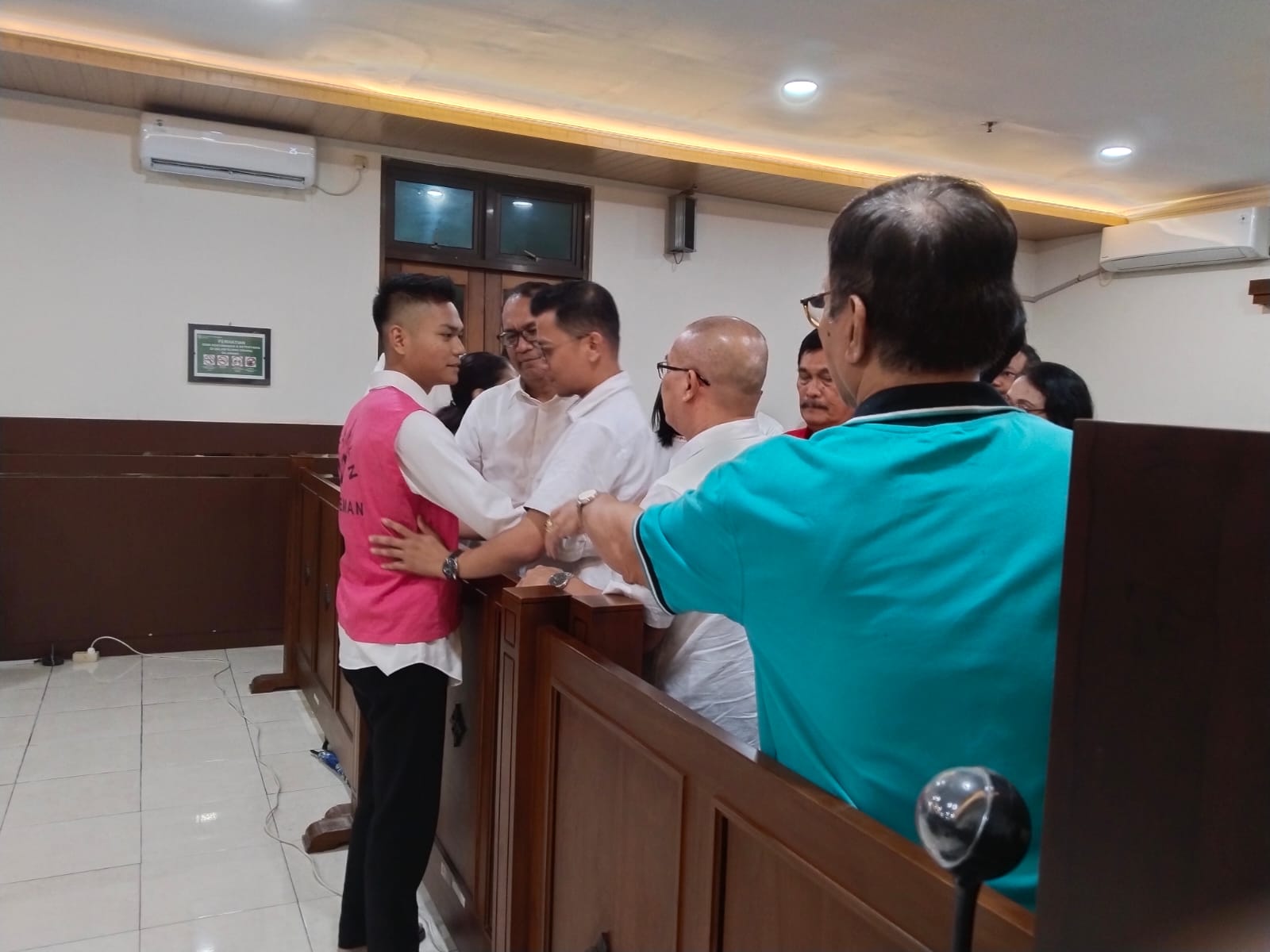 Christiano Tarigan saat membacakan pleidoi pribadinya di Pengadilan Negeri Sleman, Selasa (28/10).