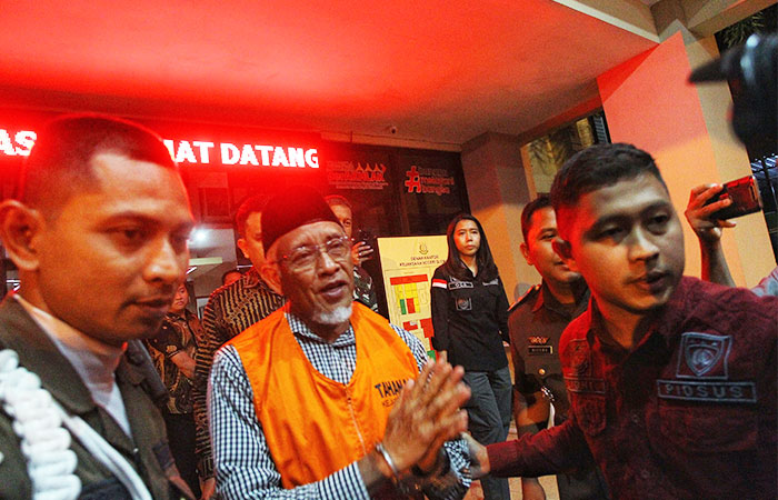 BEROMPI ORANYE: Mantan Bupati Sleman Sri Purnomo saat digelandang dari gedung Kejari Sleman menuju mobil yang membawanya ke Lapas Wirogunan Jogja, Selasa malam (28/10).