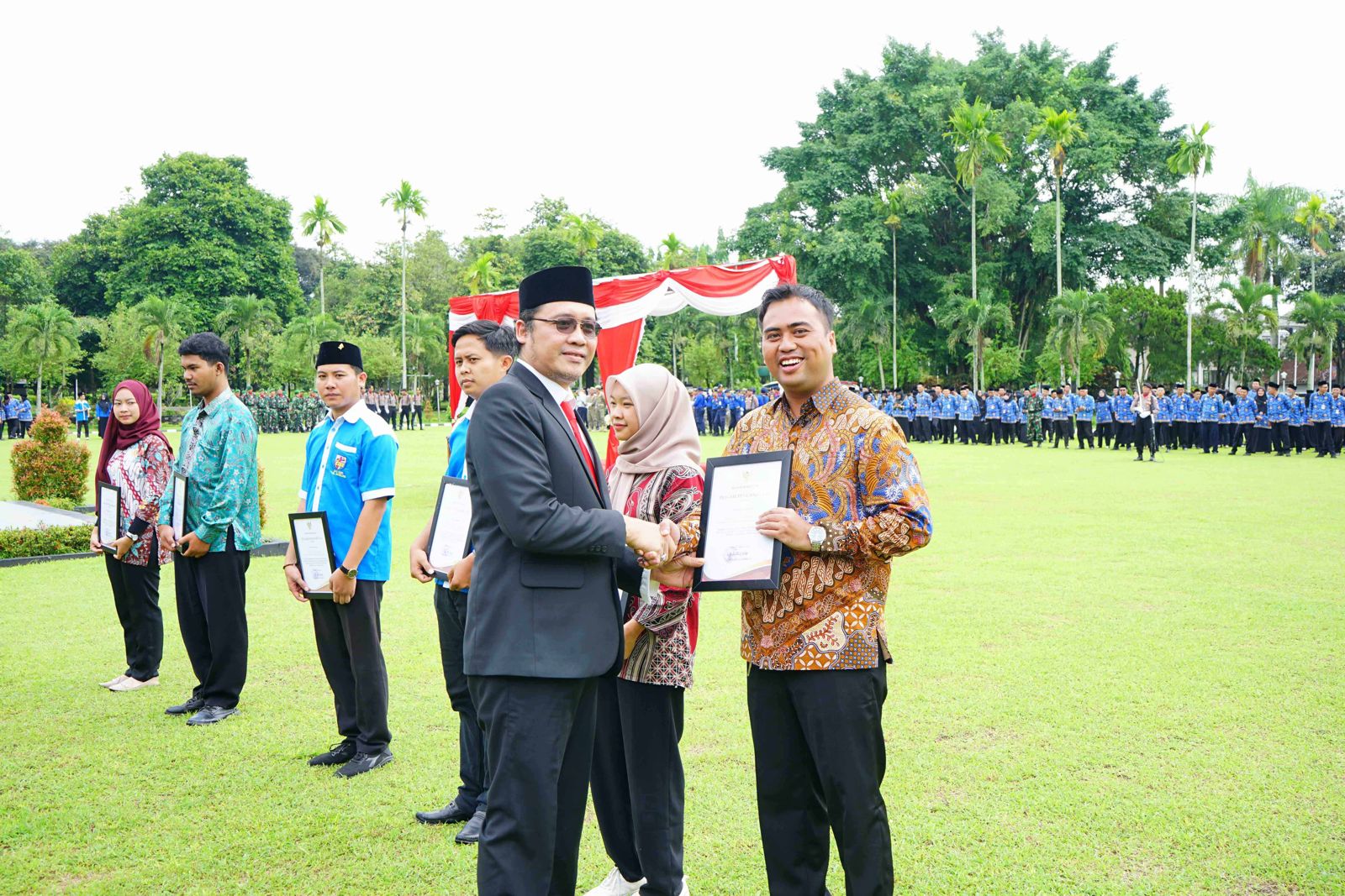 Bupati Magelang saat menyerahkan penghargaan kepada para pemuda berprestasi, Selasa (28/10).