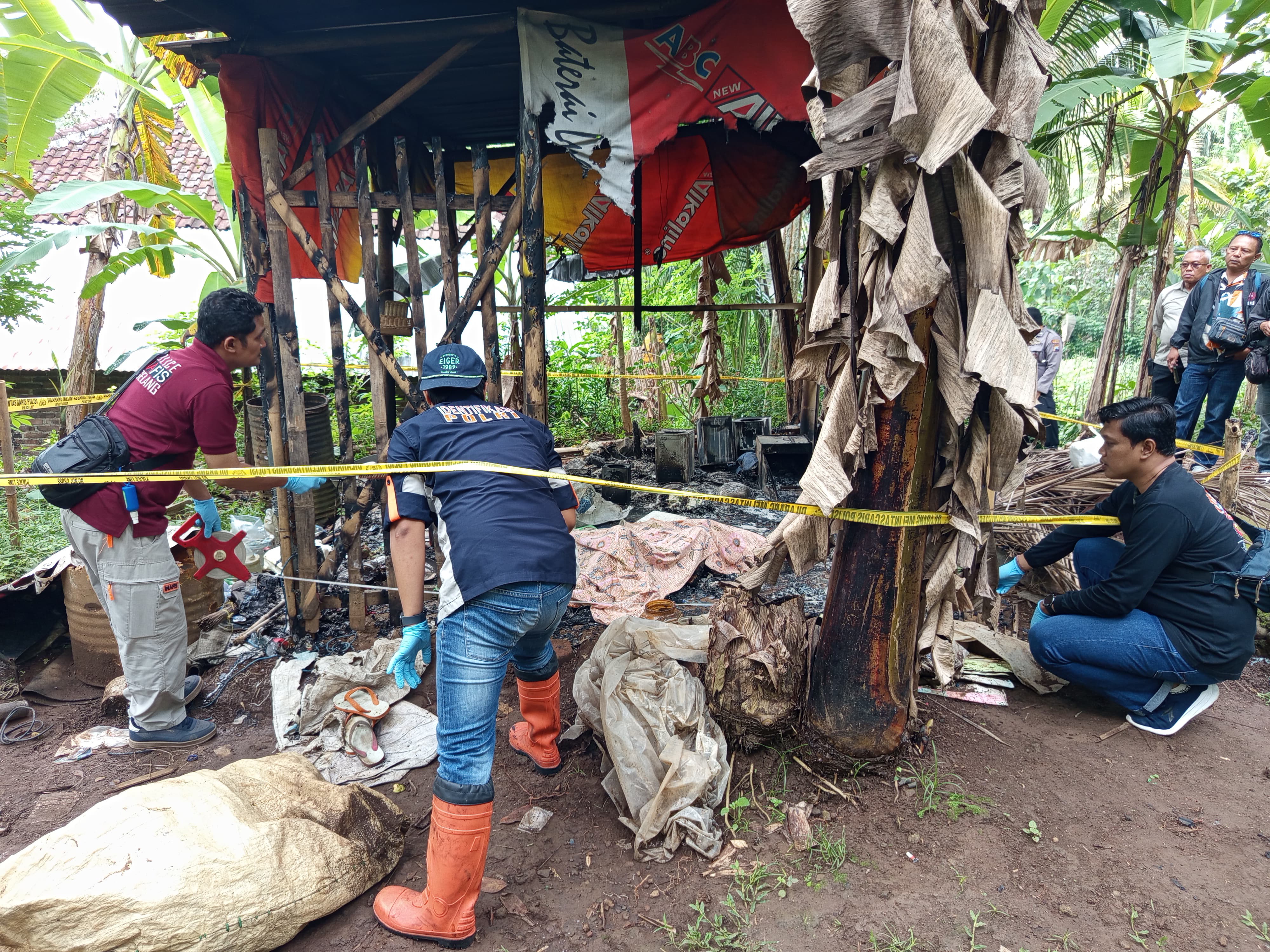 Polisi mengevakuasi jenazah D usai terbakar di dalam gubuk miliknya, Selasa (28/10).