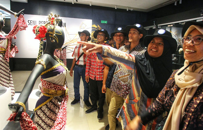 INKLUSI SOSIAL: Penyandang disabilitas psikososial dari Balai Rehabilitasi Sosial Bina Karya dan Laras (BRSBKL) Dinsos DIY mengamati koleksi di Museum Sonobudoyo, Kota Jogja, Selasa (28/10).
