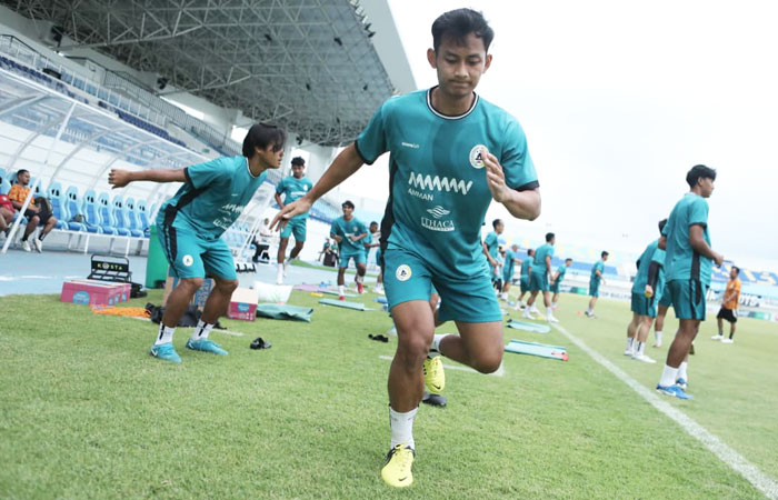 Pelatih PSS Sleman Ansyari Lubis dan foto para pemain saat menjalani latihan.