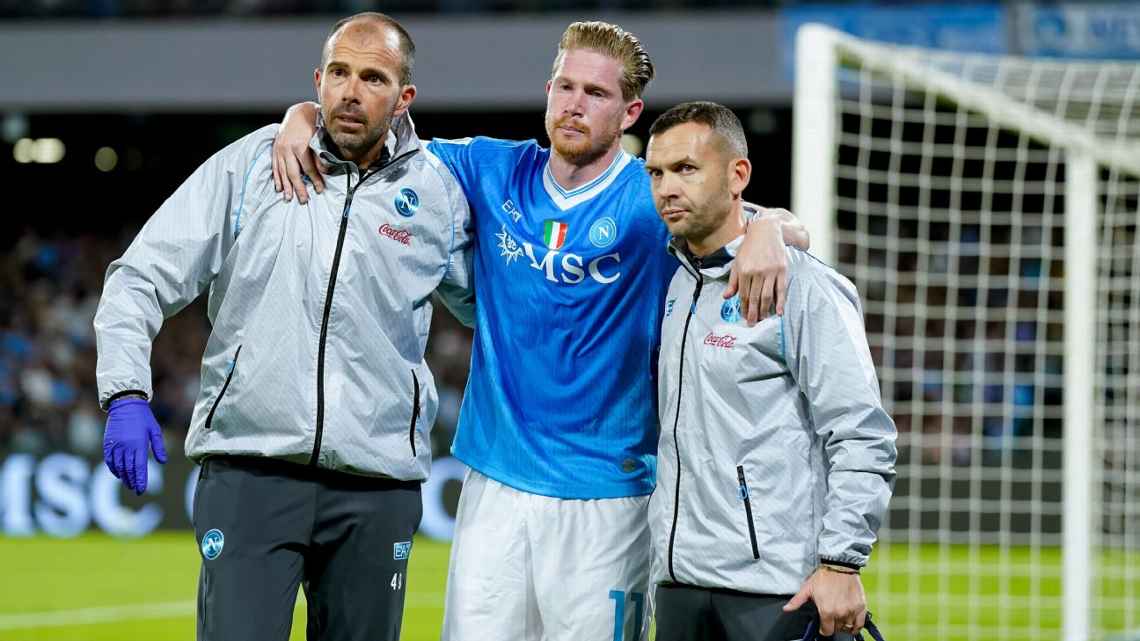 Kevin de Bruyne dibantu oleh dua orang untuk berjalan setelah alami cedera otot paha