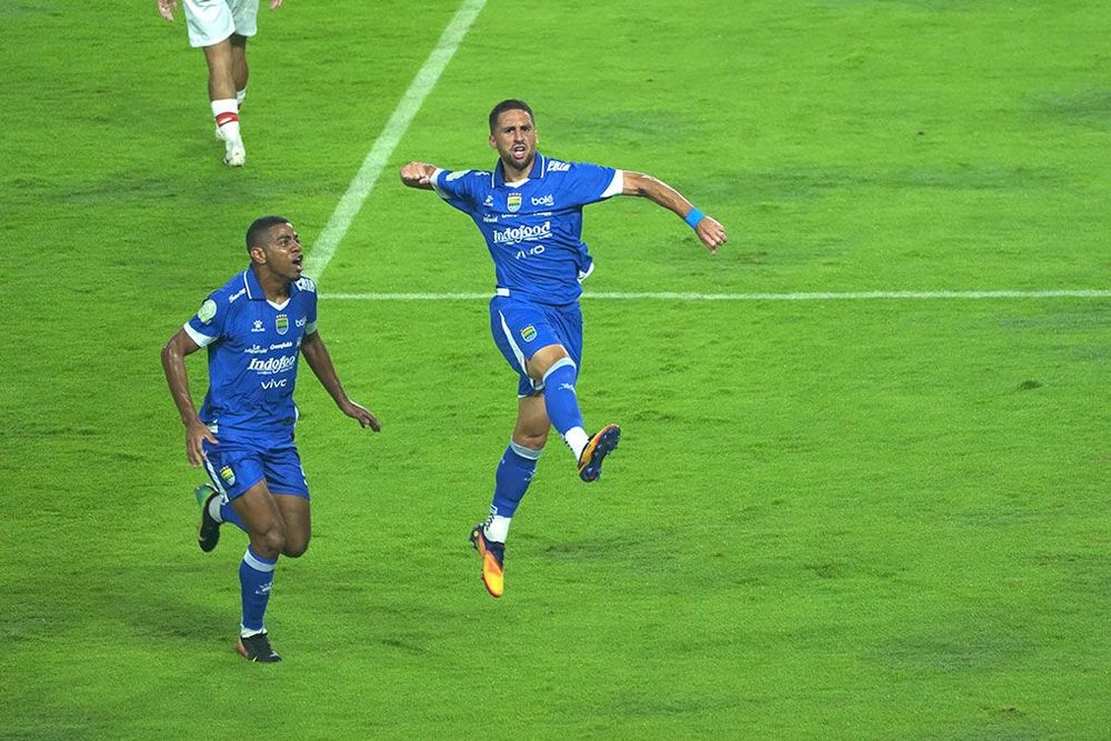 Selebrasi Luciano Guaychochea dan Uilliam Barros dalam kemenangan Persib Bandung atas Persis Solo