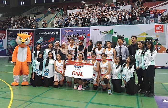 Para Srikandi Patbhe berfoto bersama tim pelatih usai lolos ke partai final.