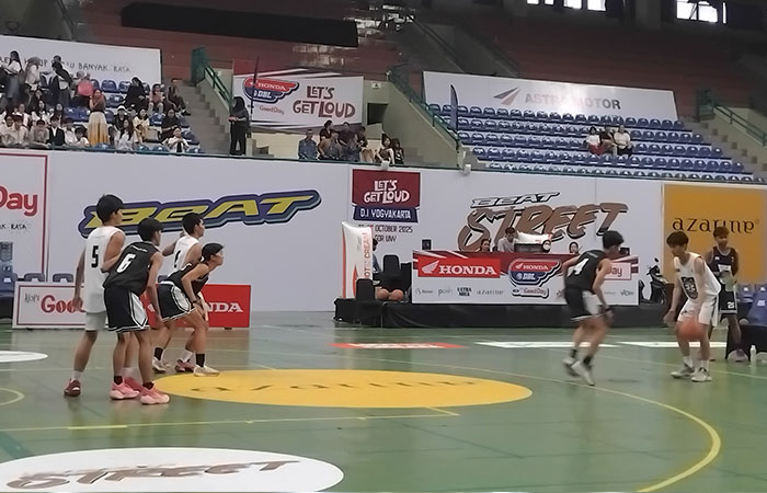 Tim putra 3x3 saat bertanding melawan tim 3x3 Stero di GOR UNY, Selasa (28/10).
