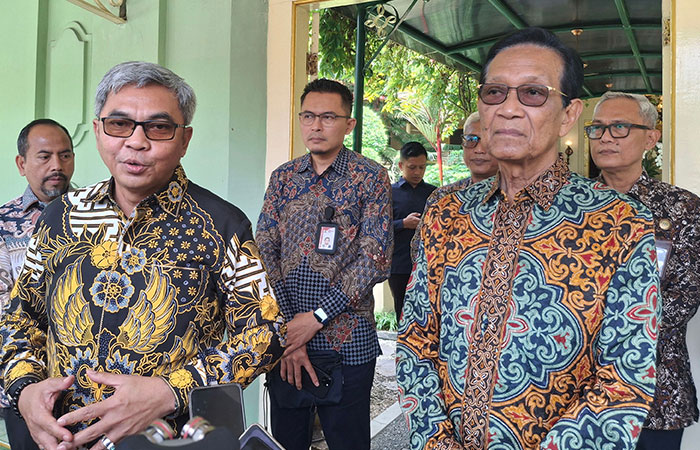 KOORDINASI: Ketua KPK Setyo Budiyanto (kiri) bersama Gubernur DIJ Hamengku Buwono X usai menggelar pertemuan di Kompleks Kepatihan, Kota Jogja, kemarin (28/10).