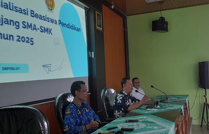 SEKOLAH PROAKTIF: Anggota Komisi D DPRD DIY Arif Setiadi (tengah, Red) menyampaikan materi sosialisasi di SMA Pembangunan 2 Karangmojo, Gunungkidul, kemarin (28/10).