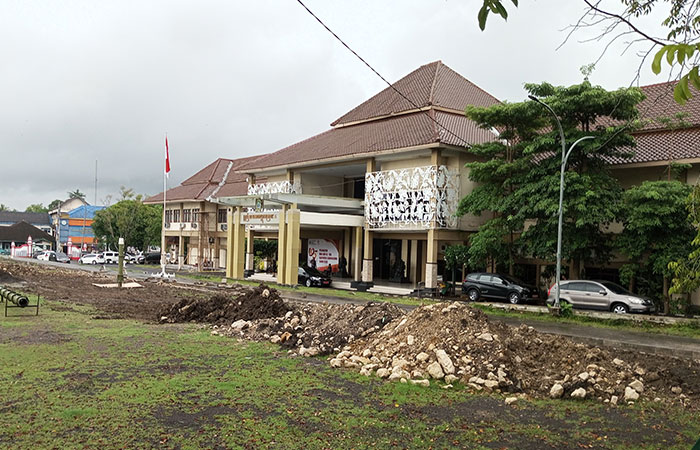 Pendapatan Asli Daerah (PAD) Gunungkidul hanya menyumbang sekitar 15 persen dari total APBD, sementara 85 persen lainnya bersumber dari dana transfer pusat dan dana bagi hasil provinsi.