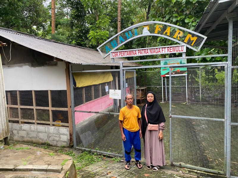 Karyawan Abadi Farm, Bejo Wiyono dan putrinya sedang beraktivitas di kompleks terpadu peternakan ayam Joper Abadi Farm, Dusun Lemahdadi, Bangunjiwo, Bantul, Selasa (28/10/2025).