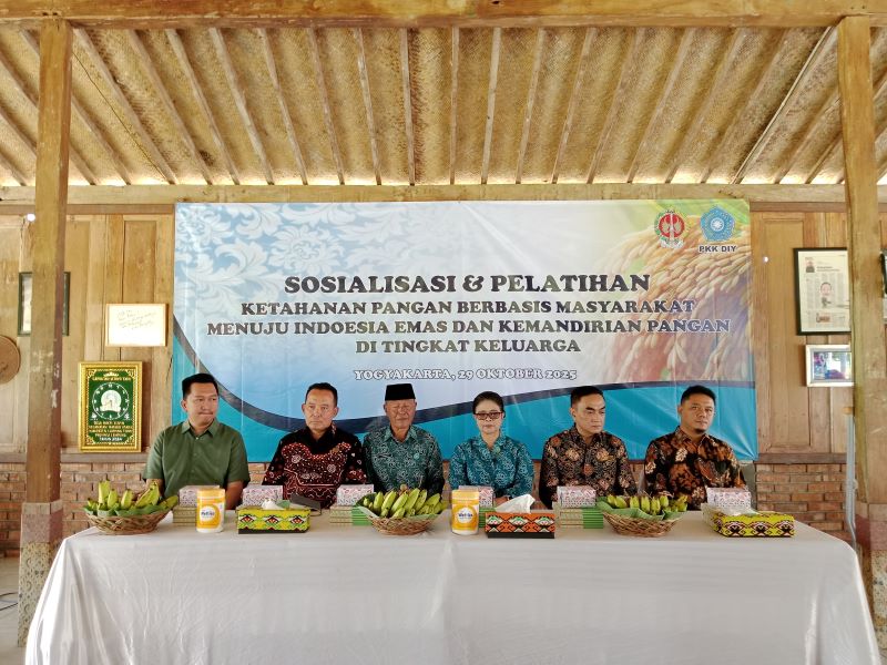 PEMBERDAYAAN KELUARGA: Wakil Ketua TP PKK DIY GKBRAA Paku Alam X memberikan sambutan di Joglotani, Seyegan, Sleman, kemarin (29/10).