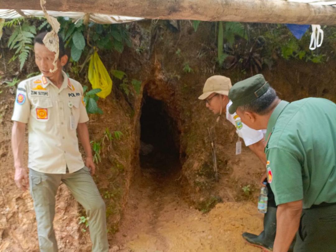 Camat Buayan Nur Wahyudi bersama instansi terkait mengecek area tambang emas ilegal di Desa Jladri, Kecamatan Buayan, Rabu (29/10). Lokasi tersebut sebelumnya longsor hingga merenggut nyawa penabamban