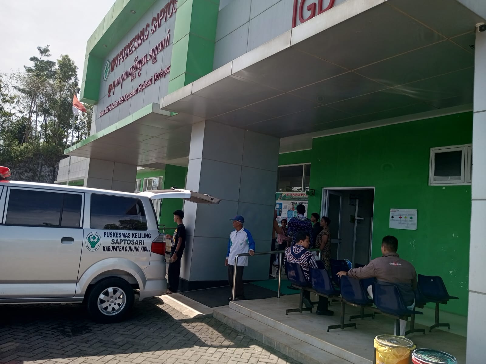 Yusuf Bastiar/Radar Jogja: Wali murid siswa SMK Negeri Saptosari yang diduga keracunan menu MBG sedang berkumpul di Puskesmas Saptosari pada Rabu (29/10).