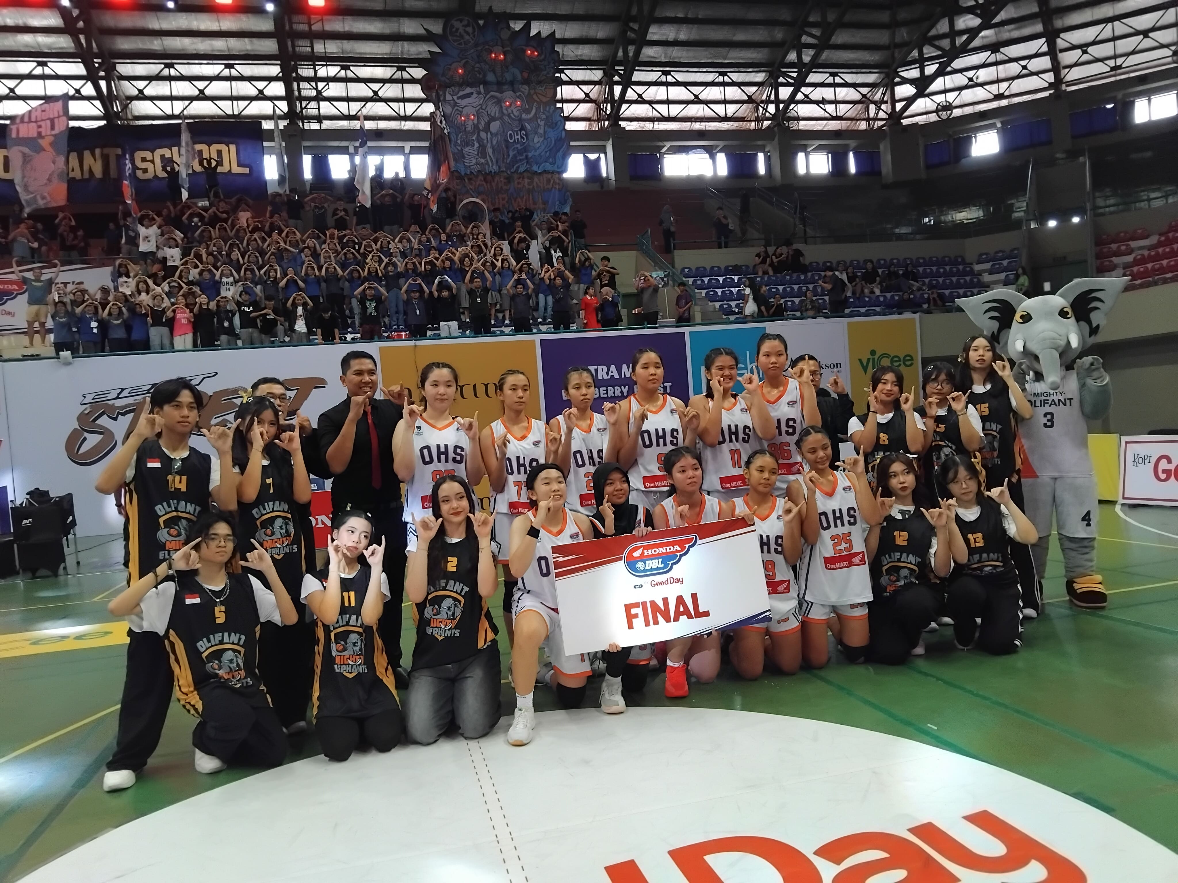 Tim putri SMA Olifant saat berfoto bersama usai berhasil maju ke babak final.