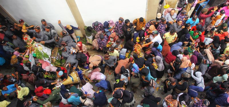 PENANTIAN PANJANG: Pedagang mengarak gunungan saat kirab boyongan pedagang dari pasar relokasi ke Pasar Godean Rabu (29/10).
