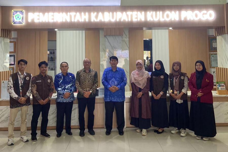 AUDIENSI: Bupati Kulon Progo Agung Setyawan menerima diskusi dengan Civitas UAD.