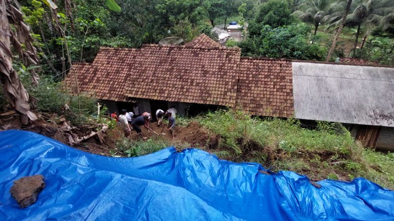 KERJA BAKTI: Warga Kalurahan Hargowilis Berjibaku membersihkan material longsor.&nbsp;