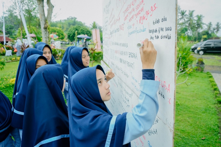 ANTUSIAS: Para siswa tampak semangat mengikuti sosialisasi tentang bahaya penyalahgunaan narkoba di&nbsp;Balkondes Agro Eduwisata Borobudur, Selasa (28/10/2025).