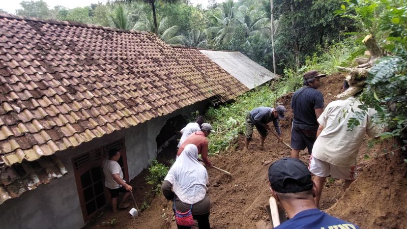 Kerja bakti membersihkan material longsor yang menimpa rumah Sujiyanto, Padukuhan Sidowayah, Kalurahan Hargowilis, Kapanewon Kokap, Selasa (28/10/2025).