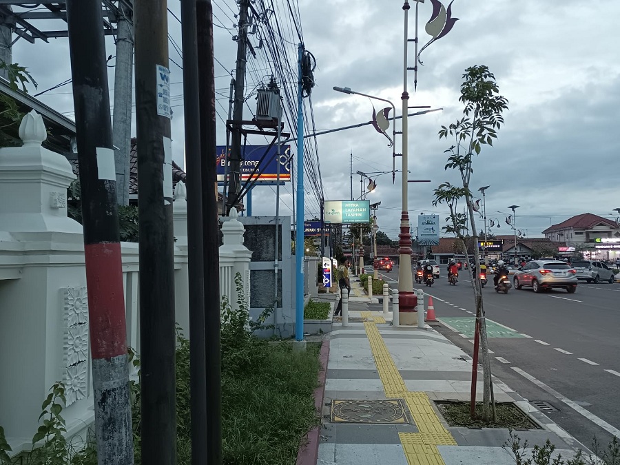 Tiang layanan internet berjejer di depan gedung DPRD Kebumen, Jalan Merdeka Nomor 7, Kebumen.