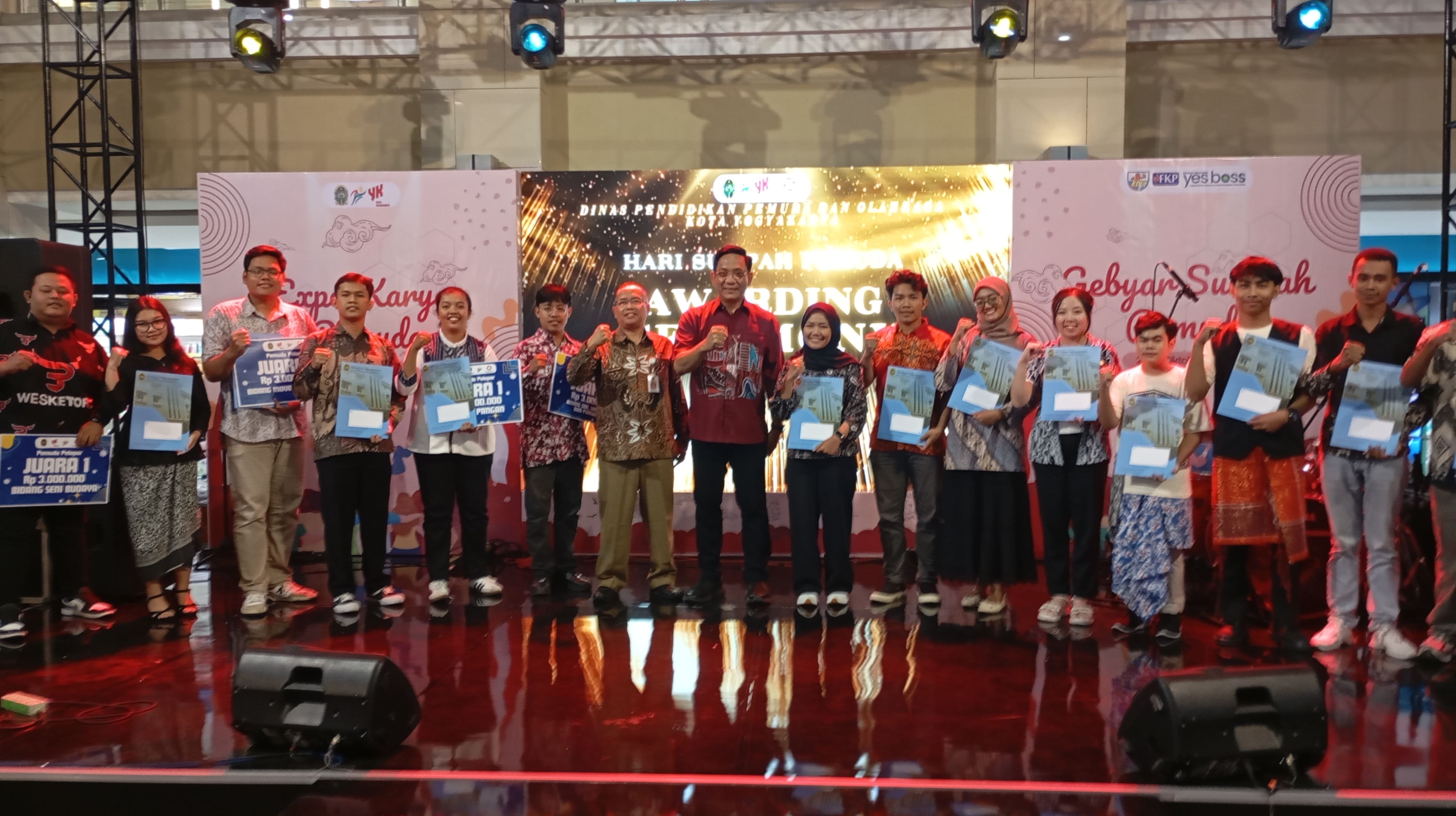 Suamagista Menia Putri atau Gista dan Inggit Muhammad menunjukan penghargaan. Wakil Wali Kota&nbsp; Wawan Harmawan bersama sejumlah Pemuda Pelopor dan Inspiratif 2025 Kota Jogja.