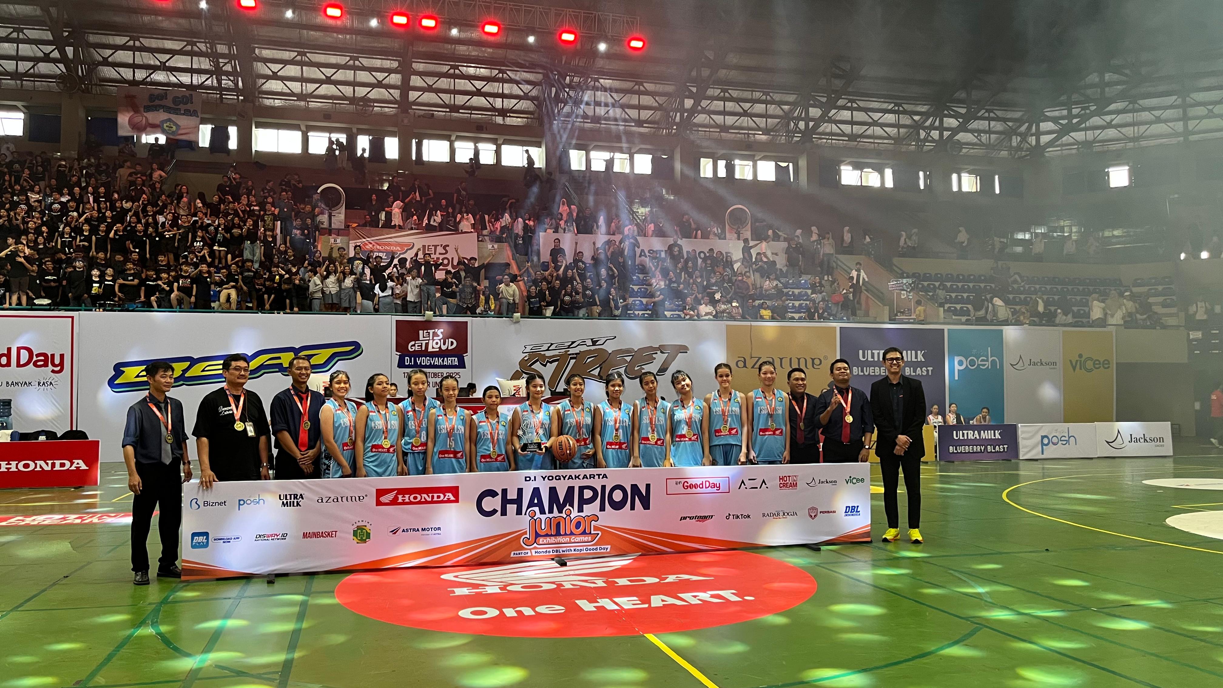 Tim putri SMP Pangudi Luhur saat berfoto bersama setelah menjadi juara.