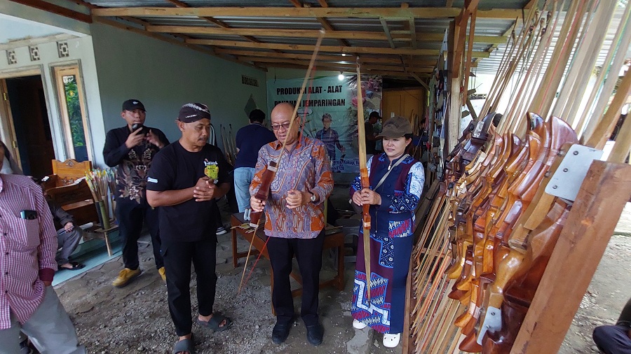 MENARIK: Kepala Dinas Komunikasi dan Informatika Kulon Progo Agung Kurniawan berbincang dengan pengrajin jemparingan.