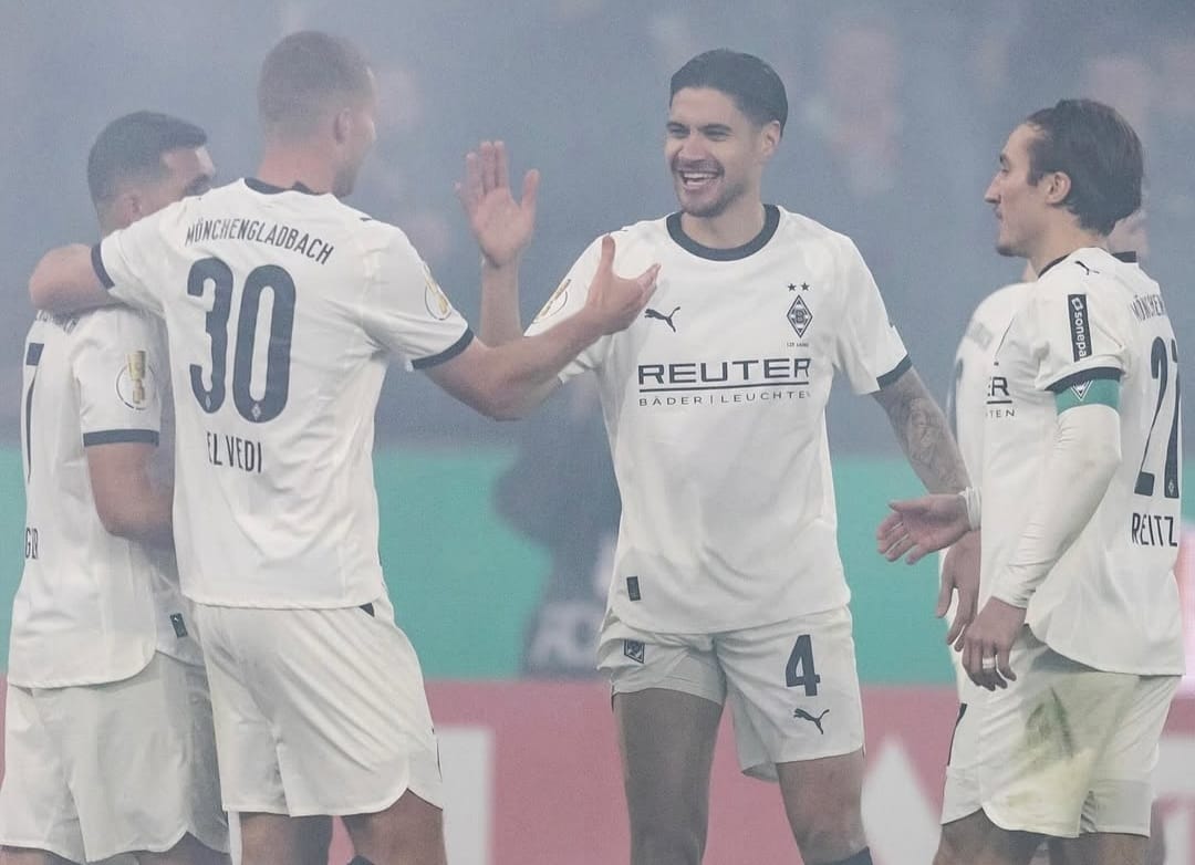 Selebrasi pemain Borussia Monchengladbach rayakan kemenangan atas Karlsruher di DFB Pokal