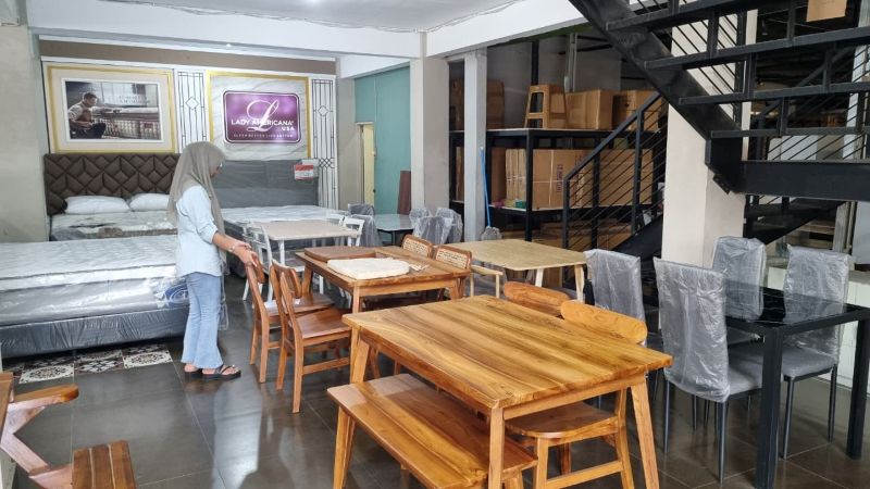 Salah satu staf Santi Mebel Jogja saat membersihkan dan menata berbagai produk yang ada di toko