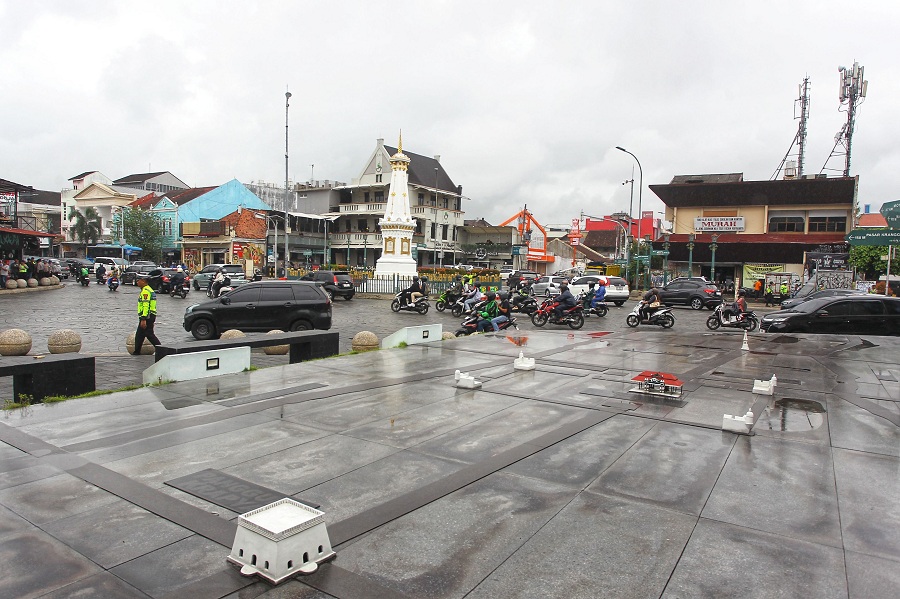 Suasana kawasan Tugu Jogja yang dilengkapi dengan diorama sumbu filosofi, Kamis (30/10/2025).