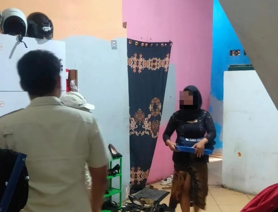 OPERASI: Satpol PP Bantul sedang mengamankan Rumah Pijat yang tak berizin.